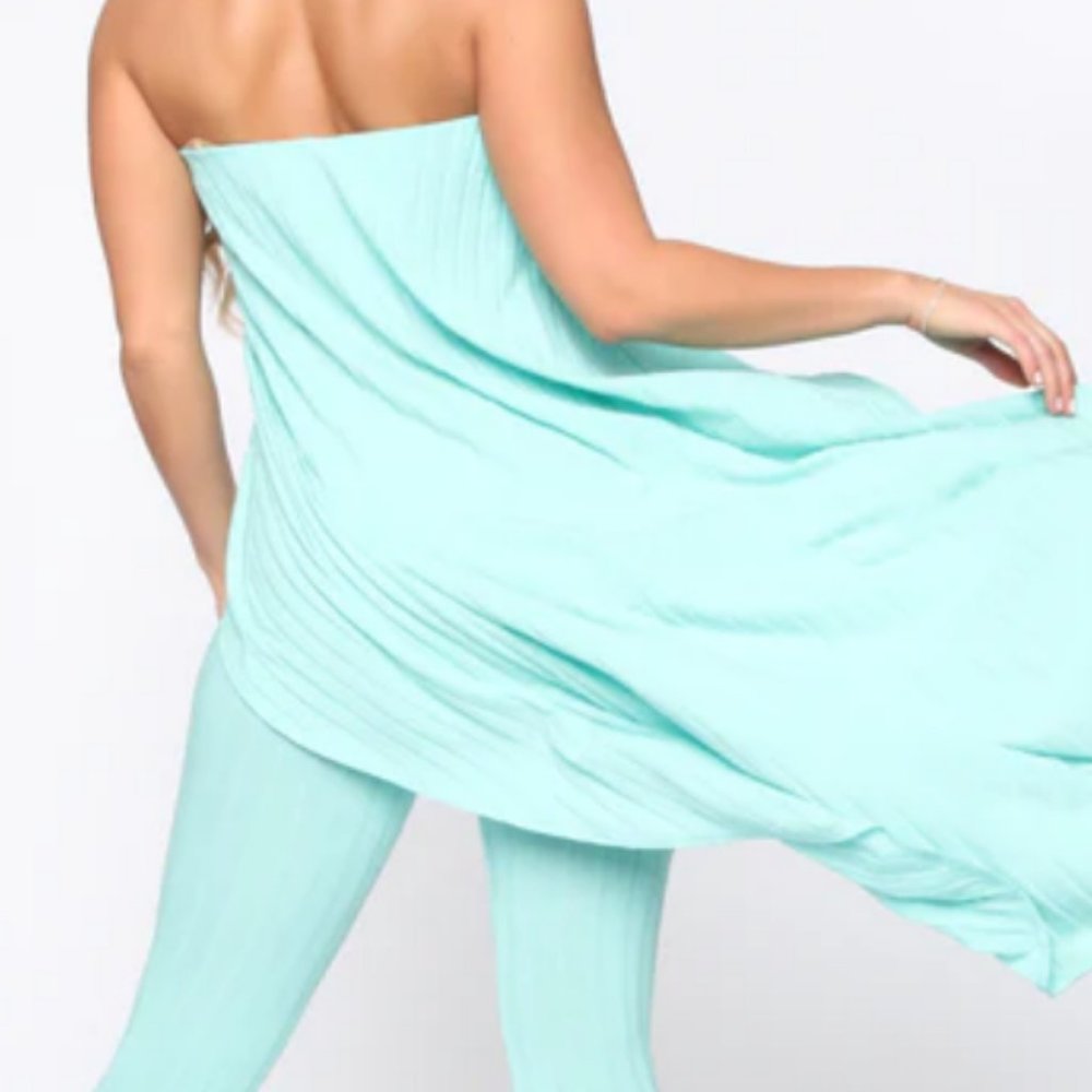 Fashion Nova ** Minty Hi-Low two-piece set - Picture 4 of 7
